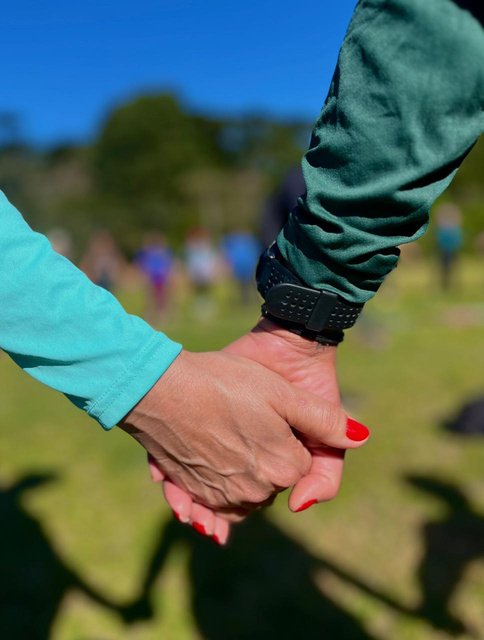 Duas pessoas caminhando de mãos dadas