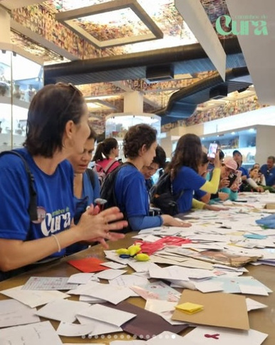 Participantes reunidas em uma atividade de troca de mensagens