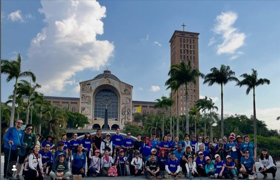 Peregrinos do Caminhos de Cura reunidos diante do Santuário Nacional de Aparecida
